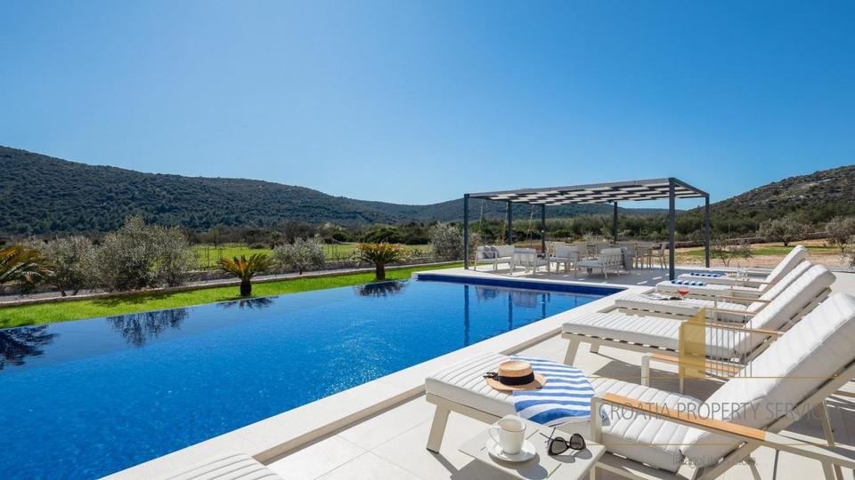 Luxusvilla mit Pool in der Nähe von Trogir – 1 km vom Meer entfernt, auf einem Grundstück von 7.000 m²!