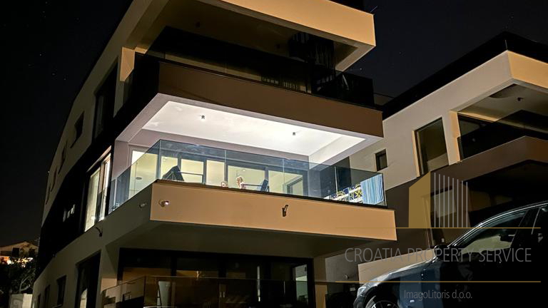 Luksuzni penthouse s krovnom terasom u okolici Zadra!