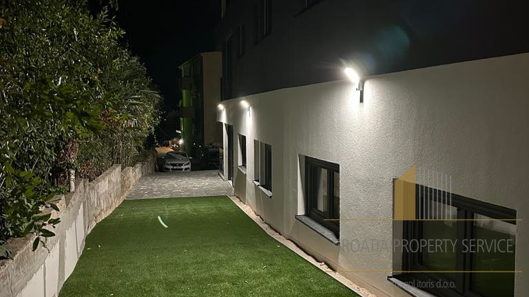 Luksuzni penthouse s krovnom terasom u okolici Zadra!