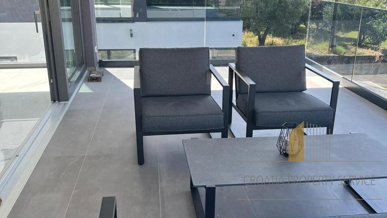 Luksuzni penthouse s krovnom terasom u okolici Zadra!