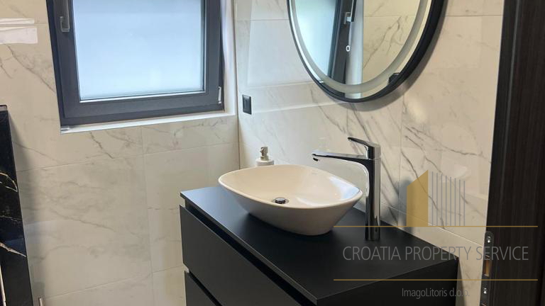 Luksuzni penthouse s krovnom terasom u okolici Zadra!