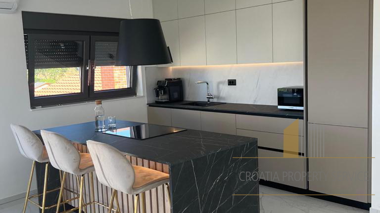 Luksuzni penthouse s krovnom terasom u okolici Zadra!