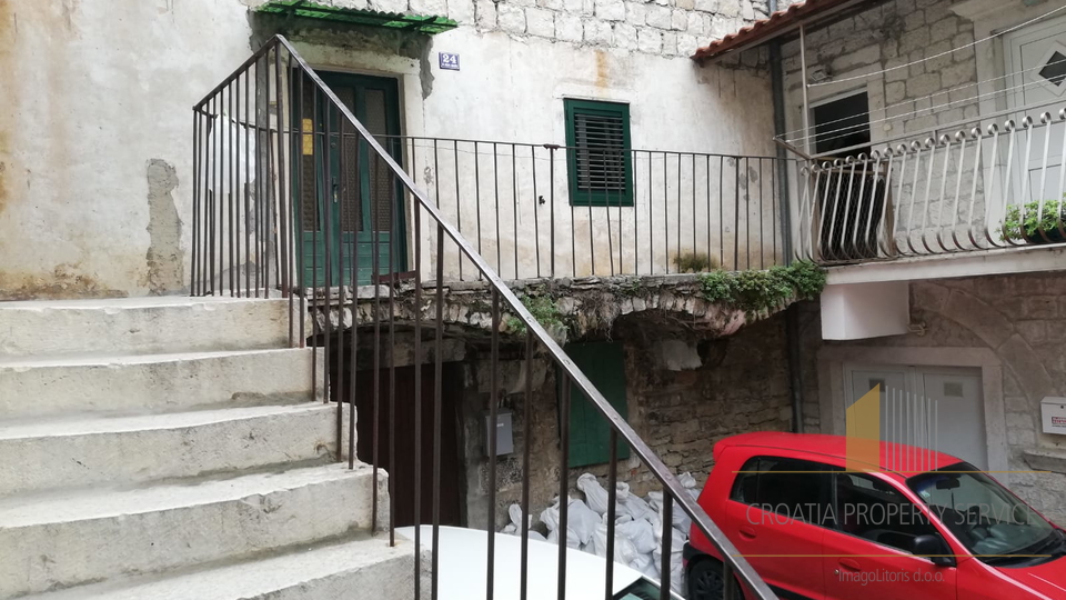 Old stone house in the center of Kaštel Lukšić!