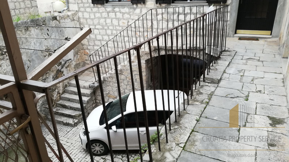 Old stone house in the center of Kaštel Lukšić!