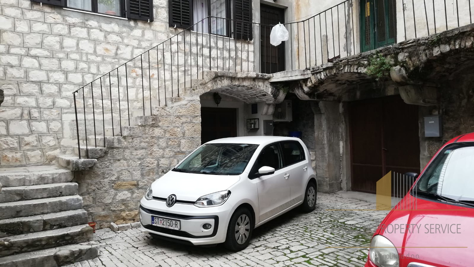 Altes Steinhaus im Zentrum von Kaštel Lukšić!