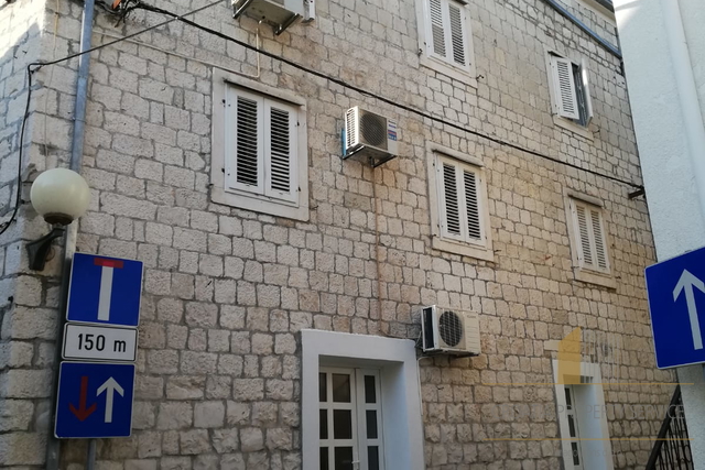 Vecchia casa in pietra nel centro di Kaštel Lukšić!