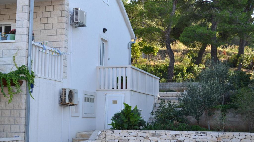 Charming apartment in Postira on the island of Bra&ccaron; &ndash; only 120 m from the sea&excl;