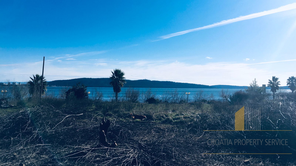 Urbanisiertes Grundstück in Kaštela, zweite Reihe zum Meer!