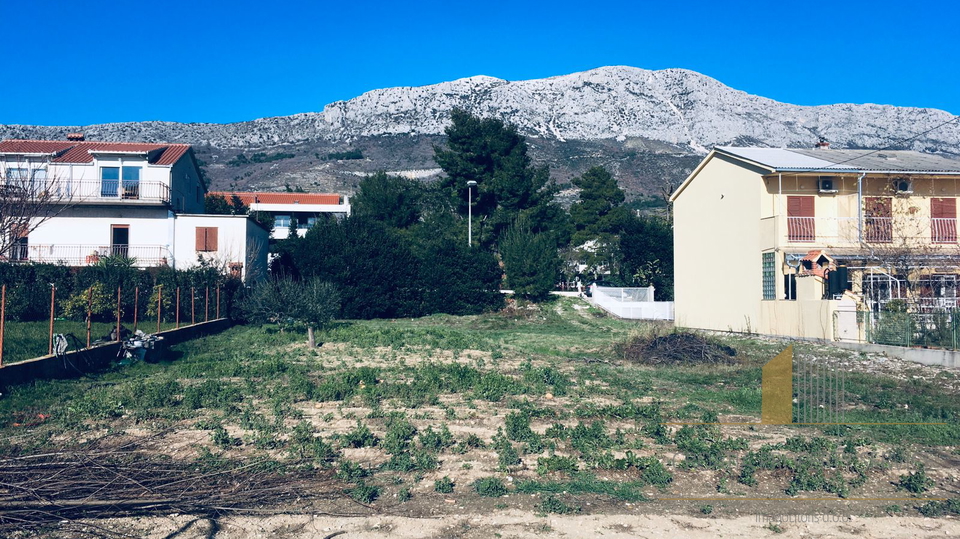 Urbanisiertes Grundstück in Kaštela, zweite Reihe zum Meer!