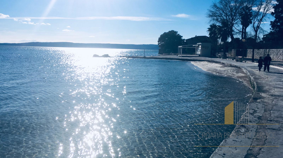 Urbanisiertes Grundstück in Kaštela, zweite Reihe zum Meer!