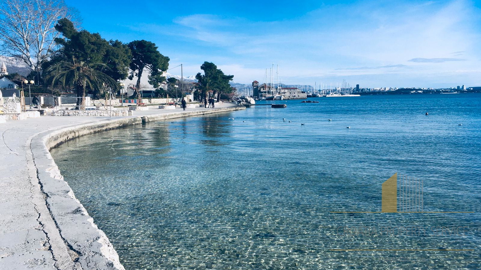 Urbanisiertes Grundstück in Kaštela, zweite Reihe zum Meer!