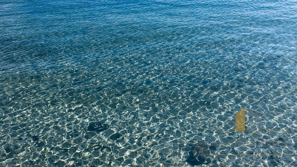 Urbanisiertes Grundstück in Kaštela, zweite Reihe zum Meer!