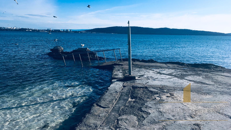 Urbanisiertes Grundstück in Kaštela, zweite Reihe zum Meer!