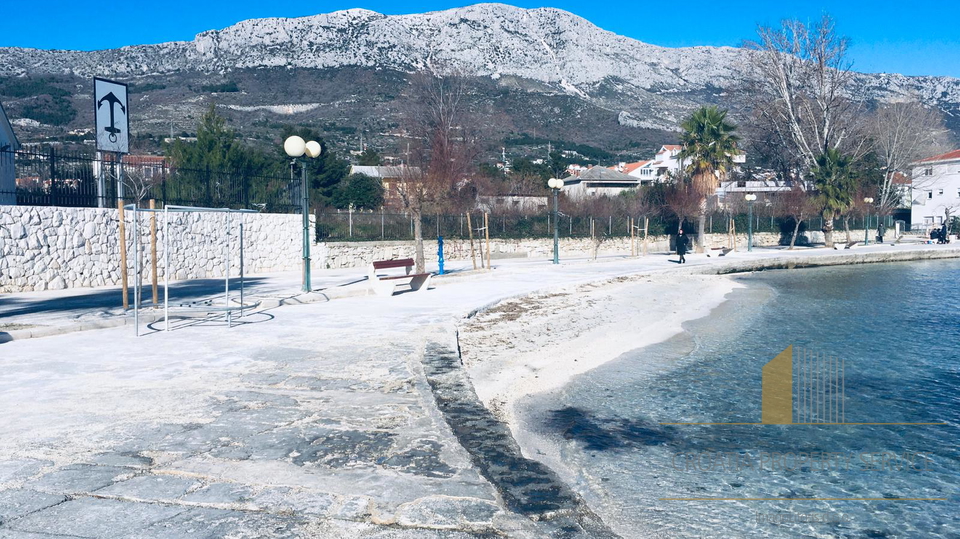 Urbanisiertes Grundstück in Kaštela, zweite Reihe zum Meer!