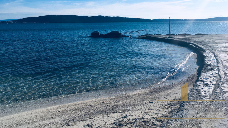 Urbanisiertes Grundstück in Kaštela, zweite Reihe zum Meer!