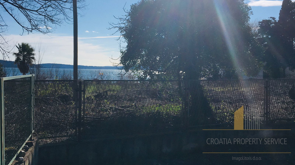 Urbanisiertes Grundstück in Kaštela, zweite Reihe zum Meer!