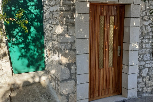 Прекрасный каменный дом в 200 метрах от моря на Дрвенику!