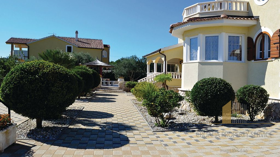 An attractive villa with a pool and a beautiful garden in Vodice!