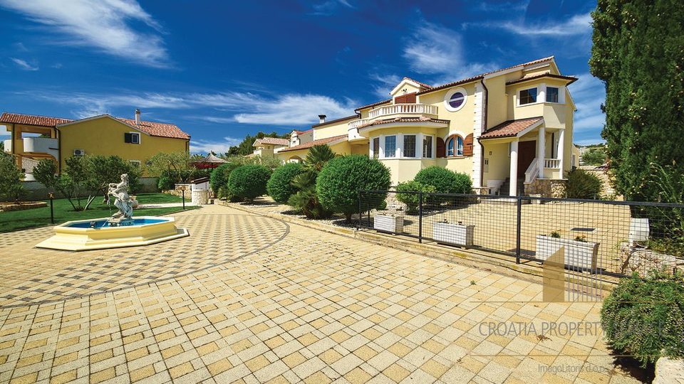 An attractive villa with a pool and a beautiful garden in Vodice!