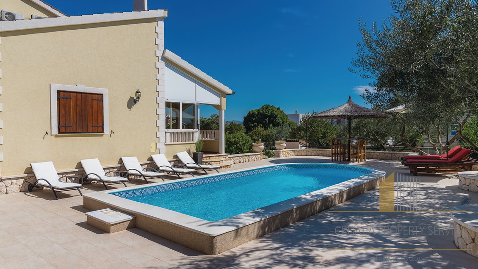 An attractive villa with a pool and a beautiful garden in Vodice!