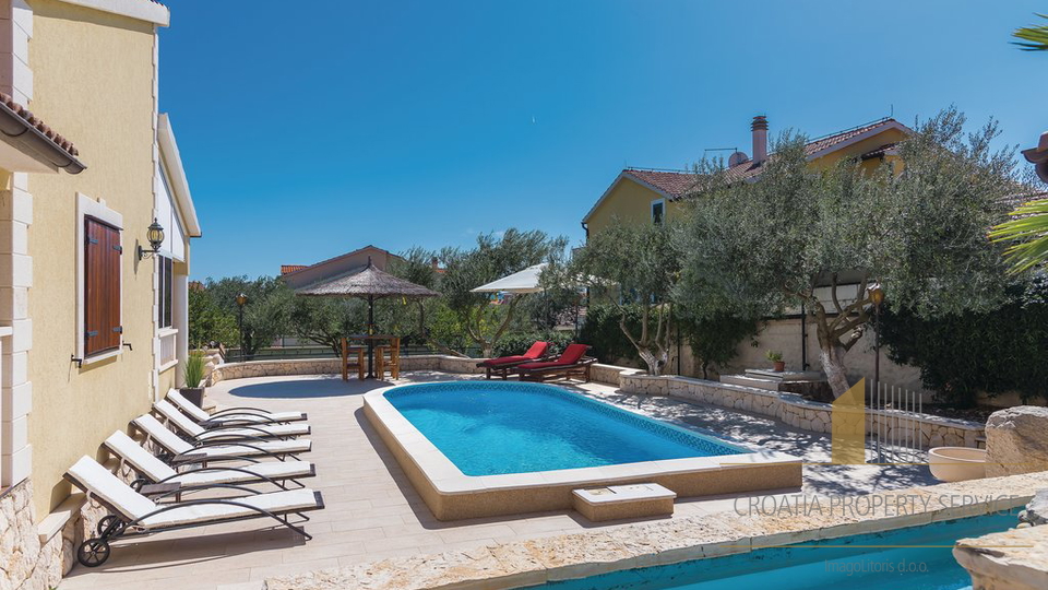 An attractive villa with a pool and a beautiful garden in Vodice!