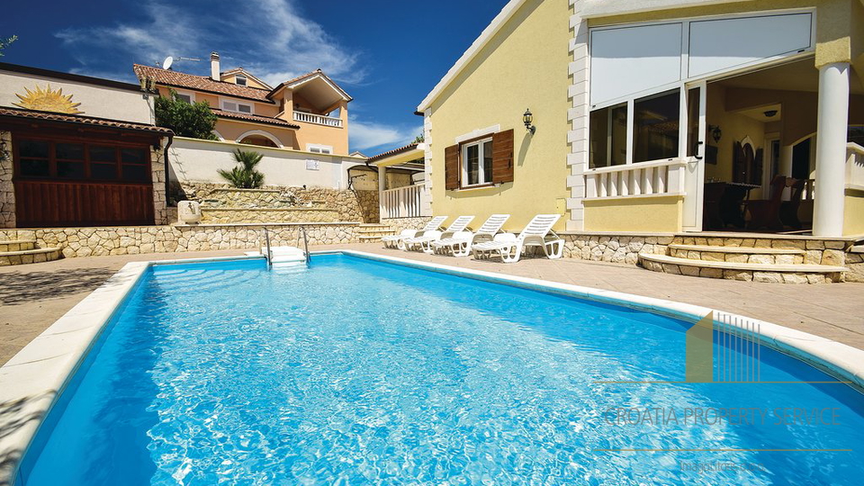 An attractive villa with a pool and a beautiful garden in Vodice!