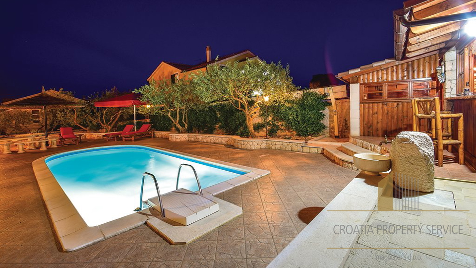 An attractive villa with a pool and a beautiful garden in Vodice!