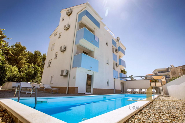 Urbane Apartmentvilla mit Meerblick in der Nähe von Split!