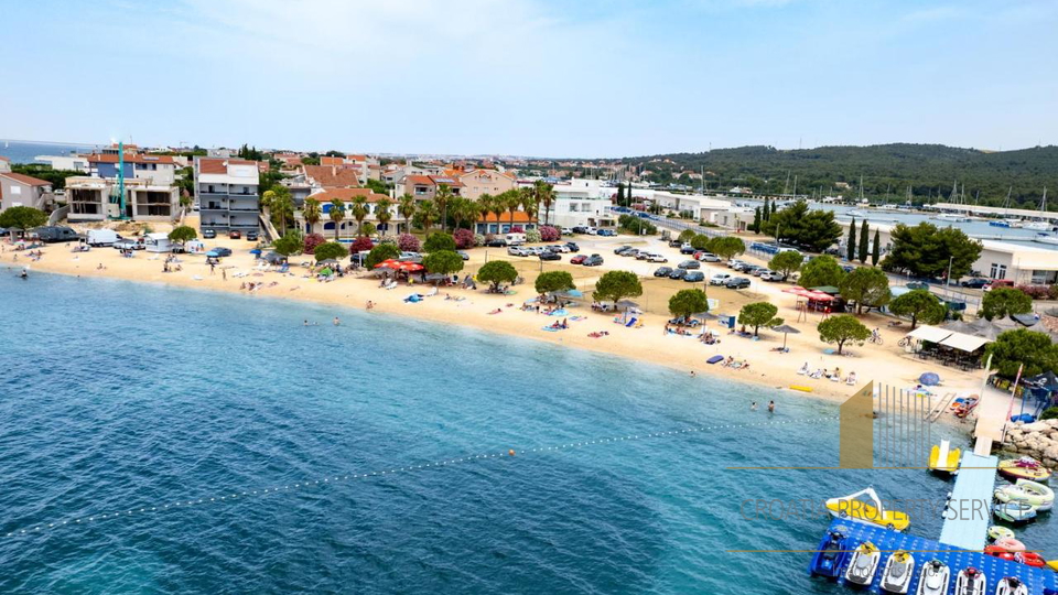 Čudovita apartmajska vila z vrtom 300 m od plaže v Bibinjah!