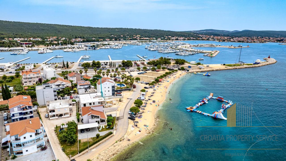 Čudovita apartmajska vila z vrtom 300 m od plaže v Bibinjah!