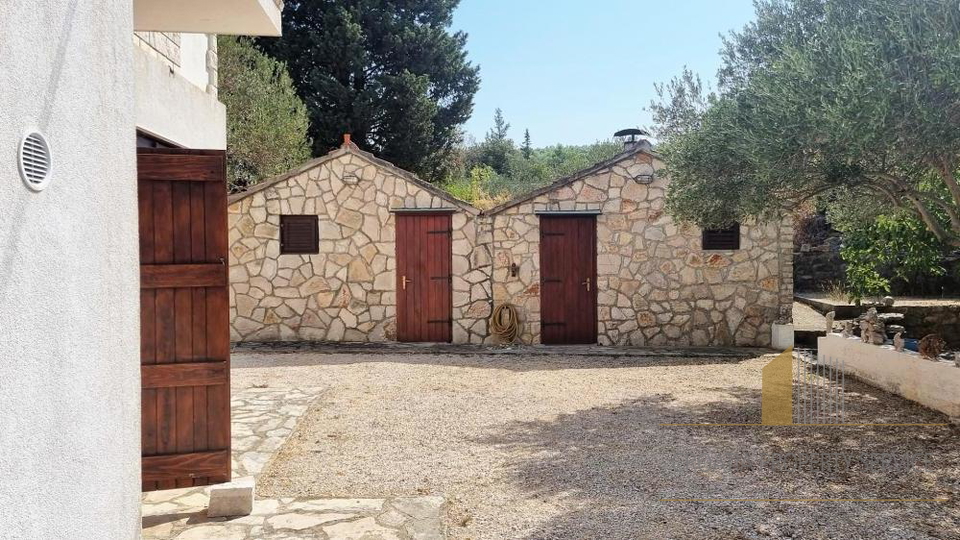 Kvalitetna kuća samo 120 metara od mora, s velikim vrtom i parkingom - otok Hvar!