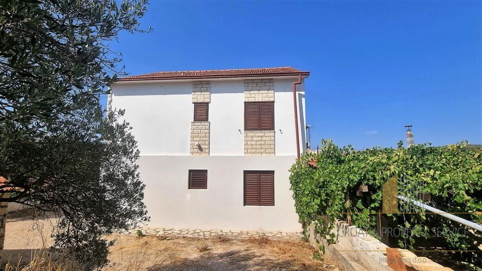 Kvalitetna kuća samo 120 metara od mora, s velikim vrtom i parkingom - otok Hvar!