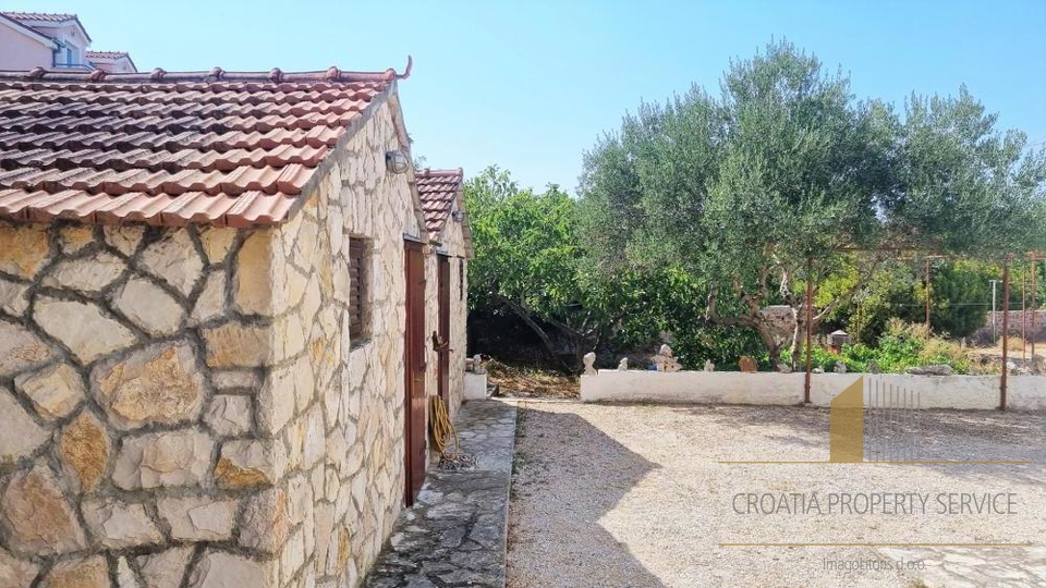 Kvalitetna kuća samo 120 metara od mora, s velikim vrtom i parkingom - otok Hvar!