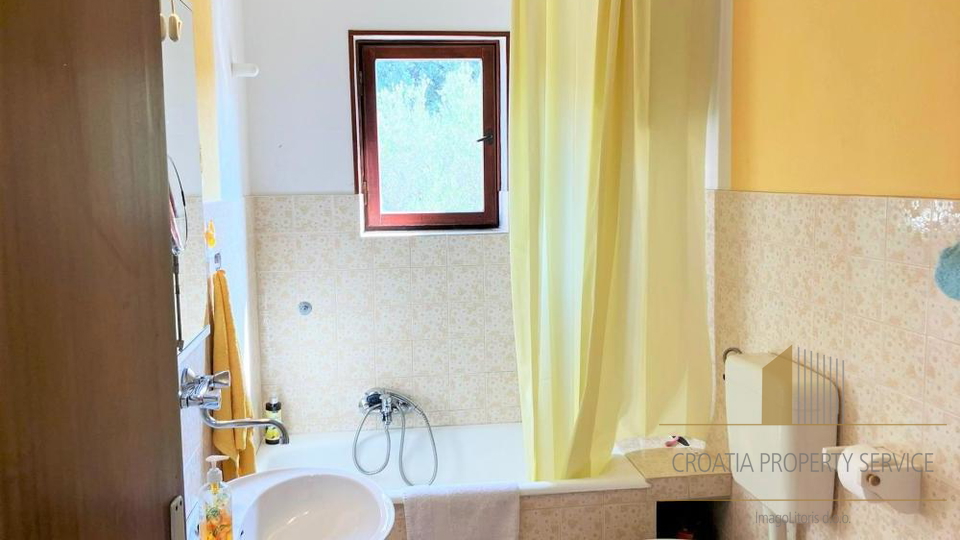Kvalitetna kuća samo 120 metara od mora, s velikim vrtom i parkingom - otok Hvar!