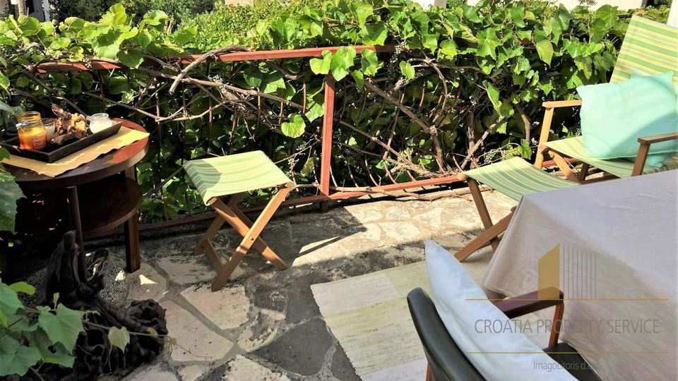 Kvalitetna kuća samo 120 metara od mora, s velikim vrtom i parkingom - otok Hvar!