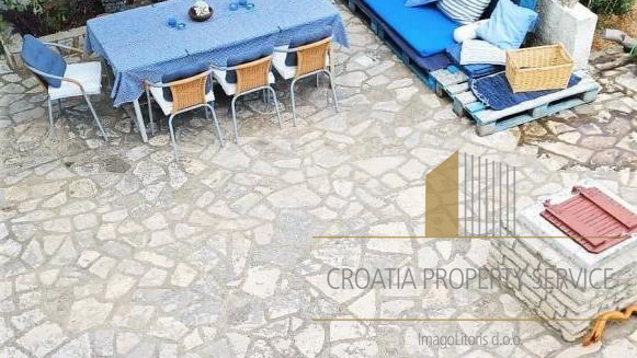 Kvalitetna kuća samo 120 metara od mora, s velikim vrtom i parkingom - otok Hvar!