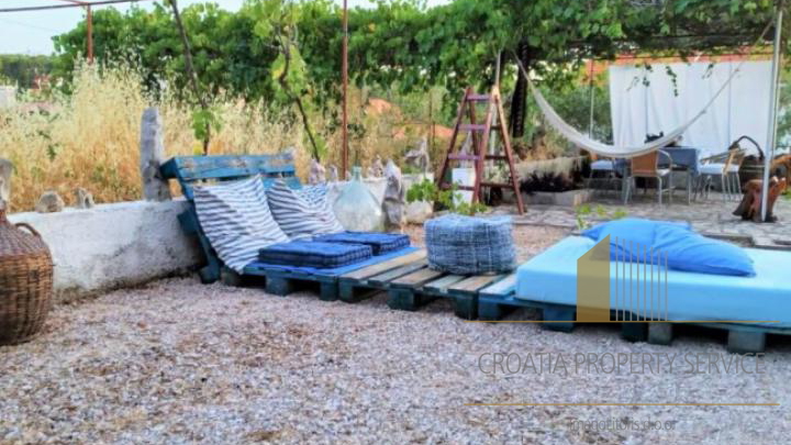 Kvalitetna kuća samo 120 metara od mora, s velikim vrtom i parkingom - otok Hvar!