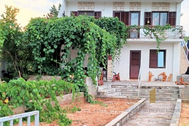 Quality house only 120 meters from the sea, with a large garden and parking - the island of Hvar!