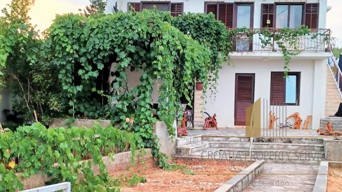 Kvalitetna kuća samo 120 metara od mora, s velikim vrtom i parkingom - otok Hvar!