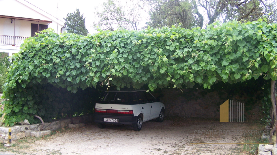 Kvalitetna kuća samo 120 metara od mora, s velikim vrtom i parkingom - otok Hvar!