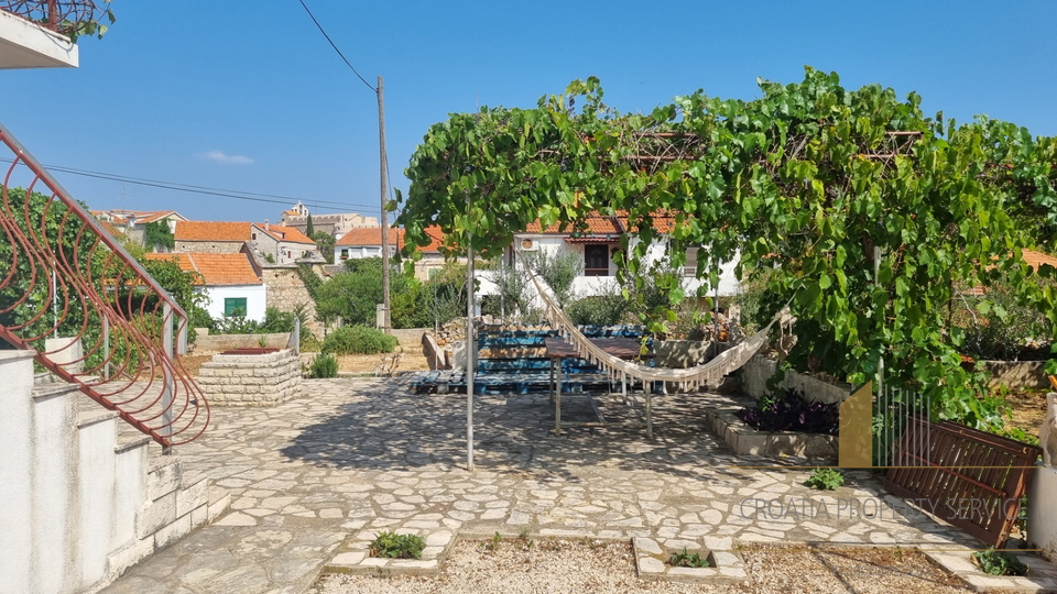 Kvalitetna kuća samo 120 metara od mora, s velikim vrtom i parkingom - otok Hvar!