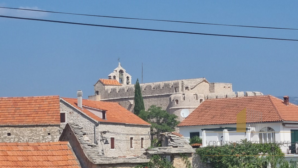 Kvalitetna kuća samo 120 metara od mora, s velikim vrtom i parkingom - otok Hvar!