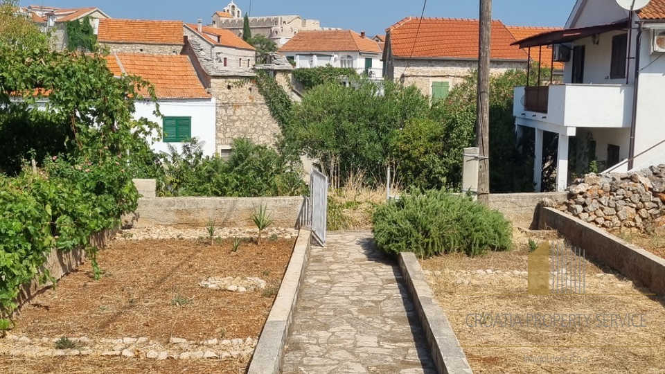 Kvalitetna kuća samo 120 metara od mora, s velikim vrtom i parkingom - otok Hvar!