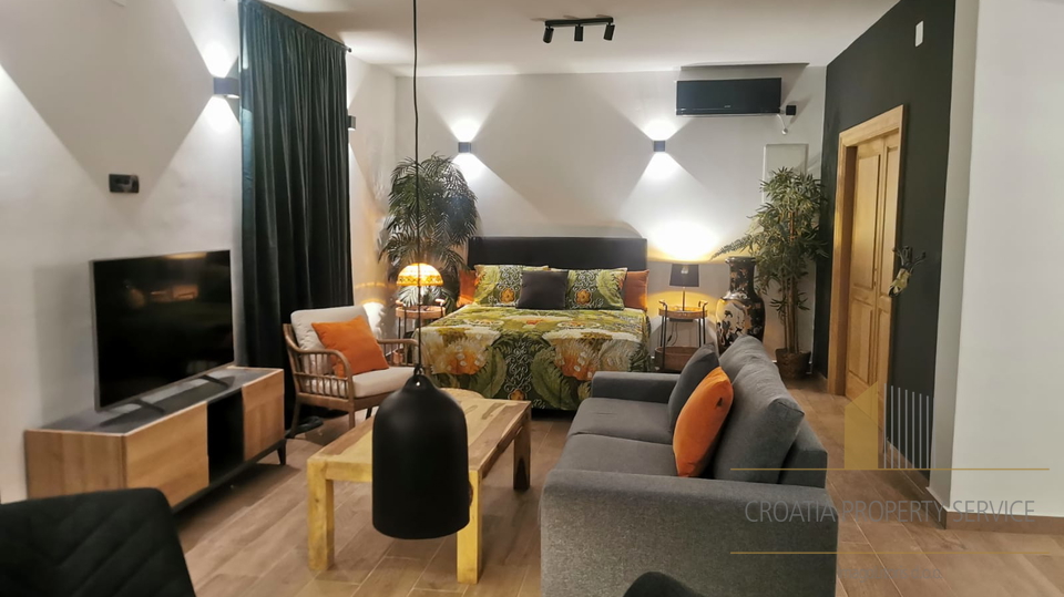 Bellissima casa in pietra in posizione attraente a 50 m dal mare nei dintorni di Spalato!