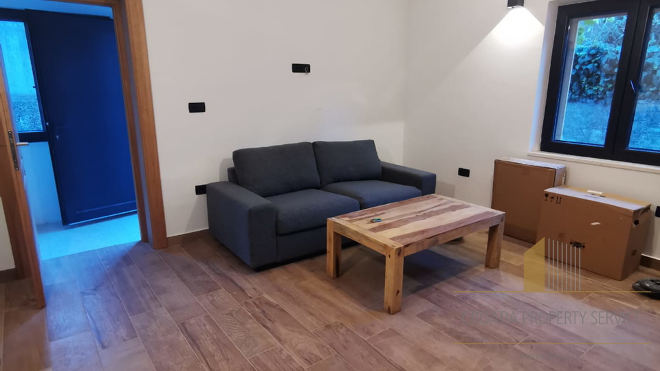 Bellissima casa in pietra in posizione attraente a 50 m dal mare nei dintorni di Spalato!