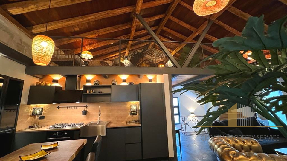 Bellissima casa in pietra in posizione attraente a 50 m dal mare nei dintorni di Spalato!