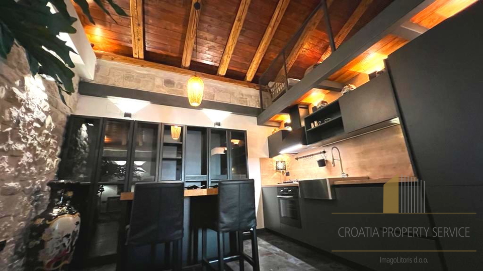 Bellissima casa in pietra in posizione attraente a 50 m dal mare nei dintorni di Spalato!