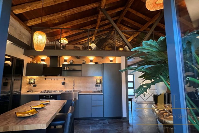 Bellissima casa in pietra in posizione attraente a 50 m dal mare nei dintorni di Spalato!