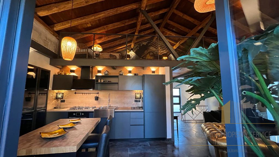 Bellissima casa in pietra in posizione attraente a 50 m dal mare nei dintorni di Spalato!