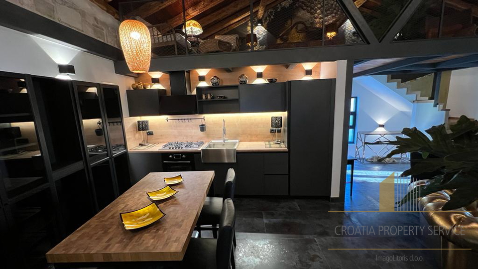 Bellissima casa in pietra in posizione attraente a 50 m dal mare nei dintorni di Spalato!